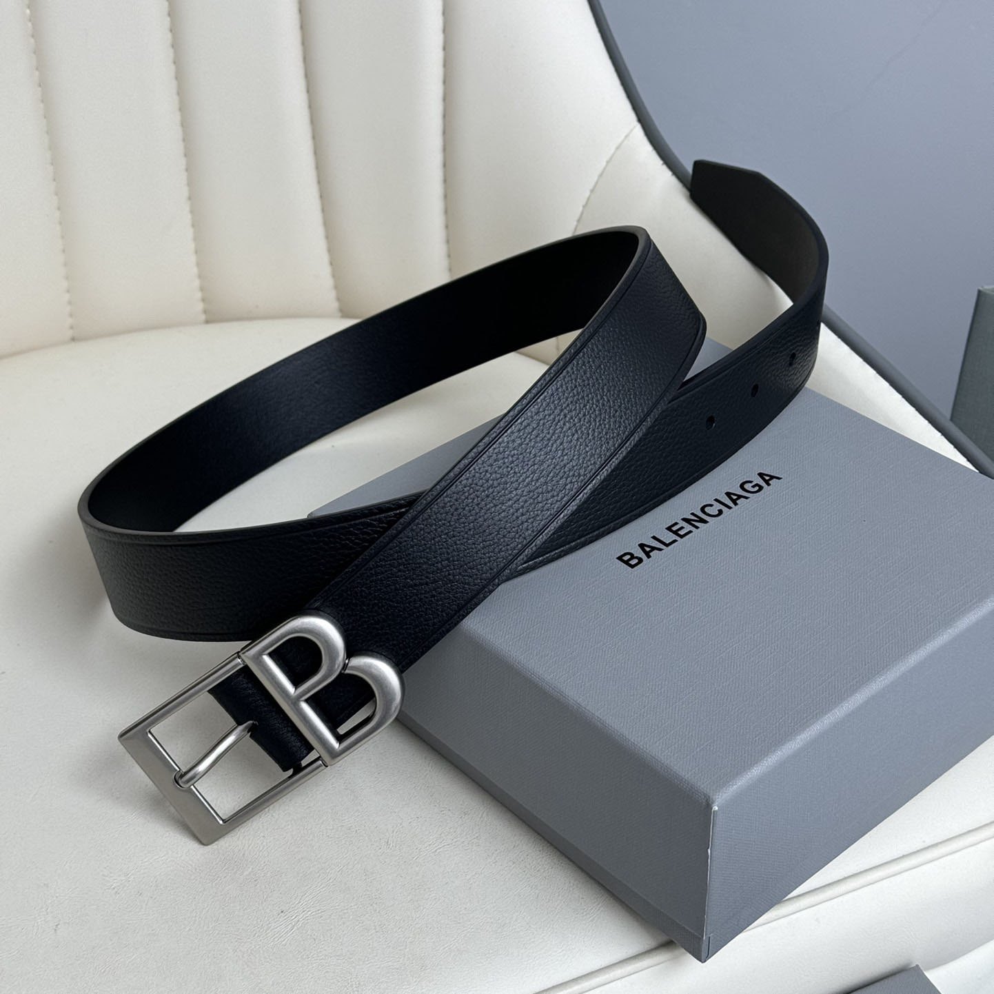 Balenciaga Men's Classic B Large Belt In Black Grained Calfskin With Gold/Silver Hardware 35mm - 图片 4