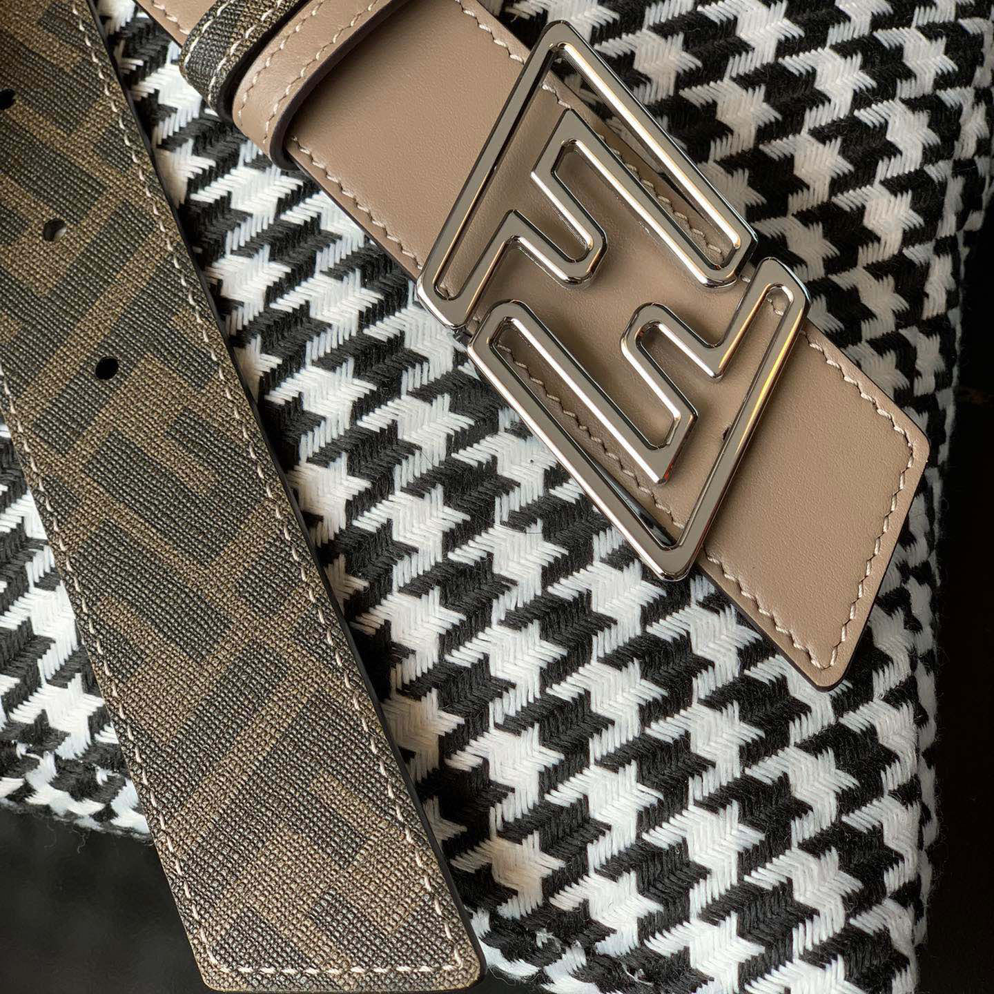 Fendi Men's Faster Reversible Belt In Beige/Black/Brown Calfskin And Monogram Canvas With Gold/Silver Hardware 35mm - 图片 5