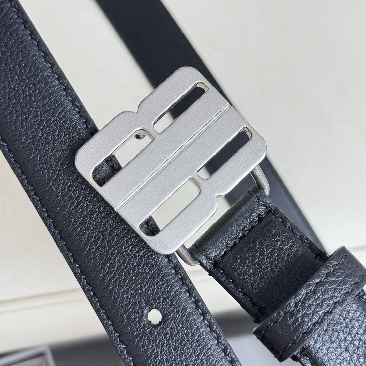 Balenciaga Women's Nano Belt In Black Grained Calfskin With Gold/Silver Hardware 25mm - 图片 4