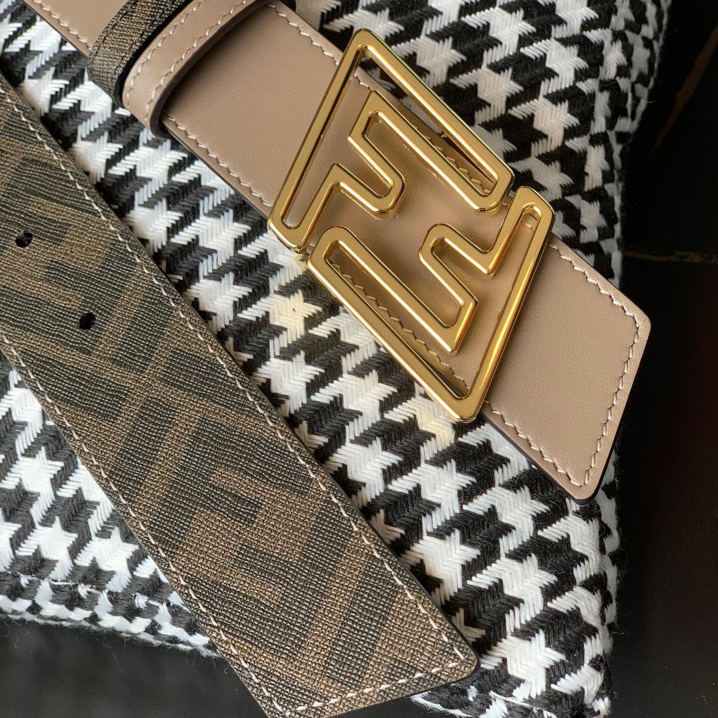 Fendi Men's Faster Reversible Belt In Beige/Black/Brown Calfskin And Monogram Canvas With Gold/Silver Hardware 35mm - 图片 2