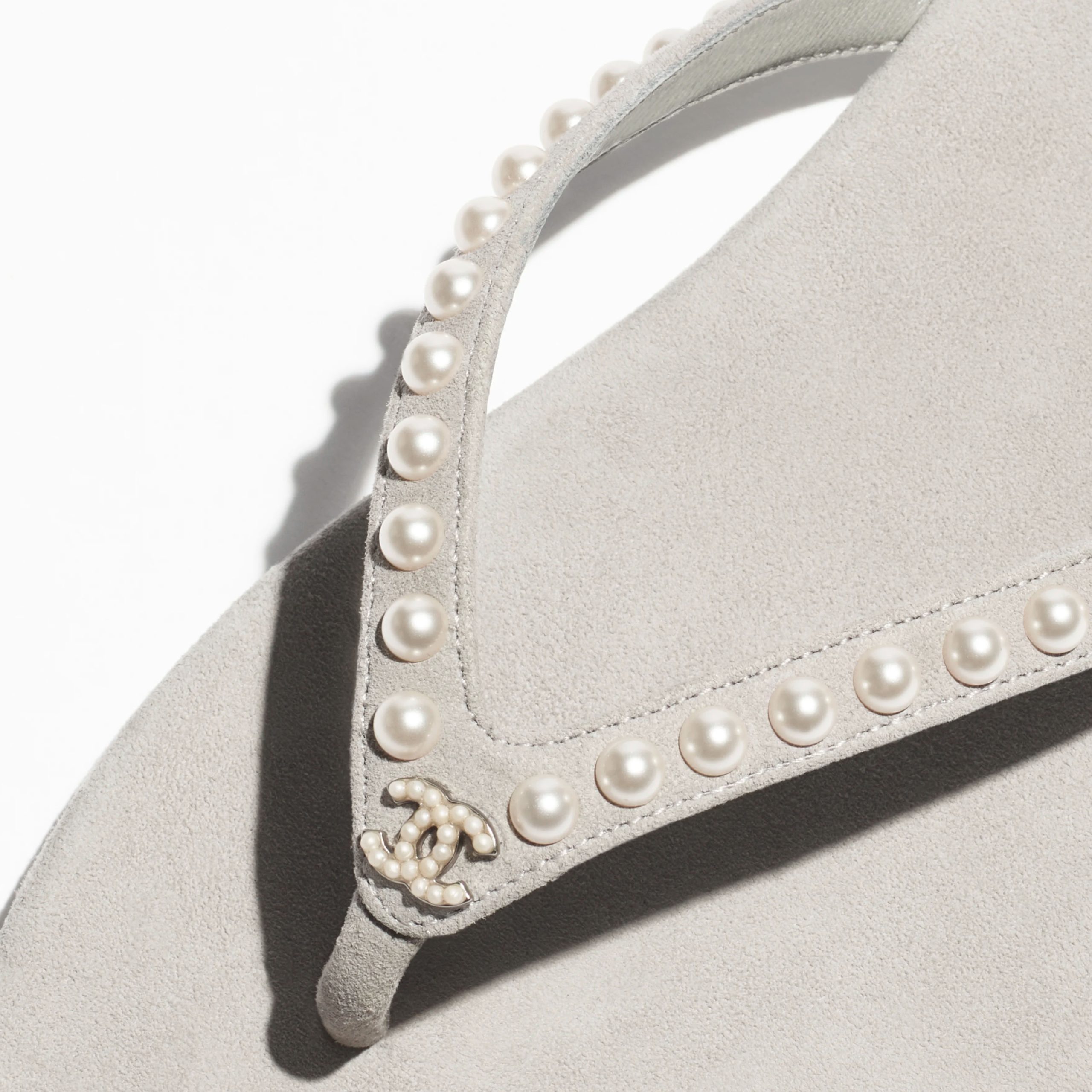 Chanel Grey suede suede and faux pearls Slippers - 图片 4