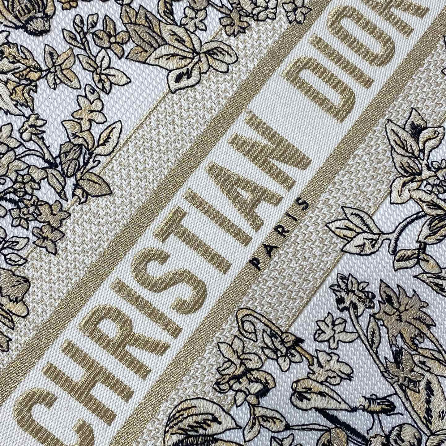 Dior Medium Book Tote White Embroidered with Metallic Thread and Gold Millefiori Unicorn Motif - 图片 8