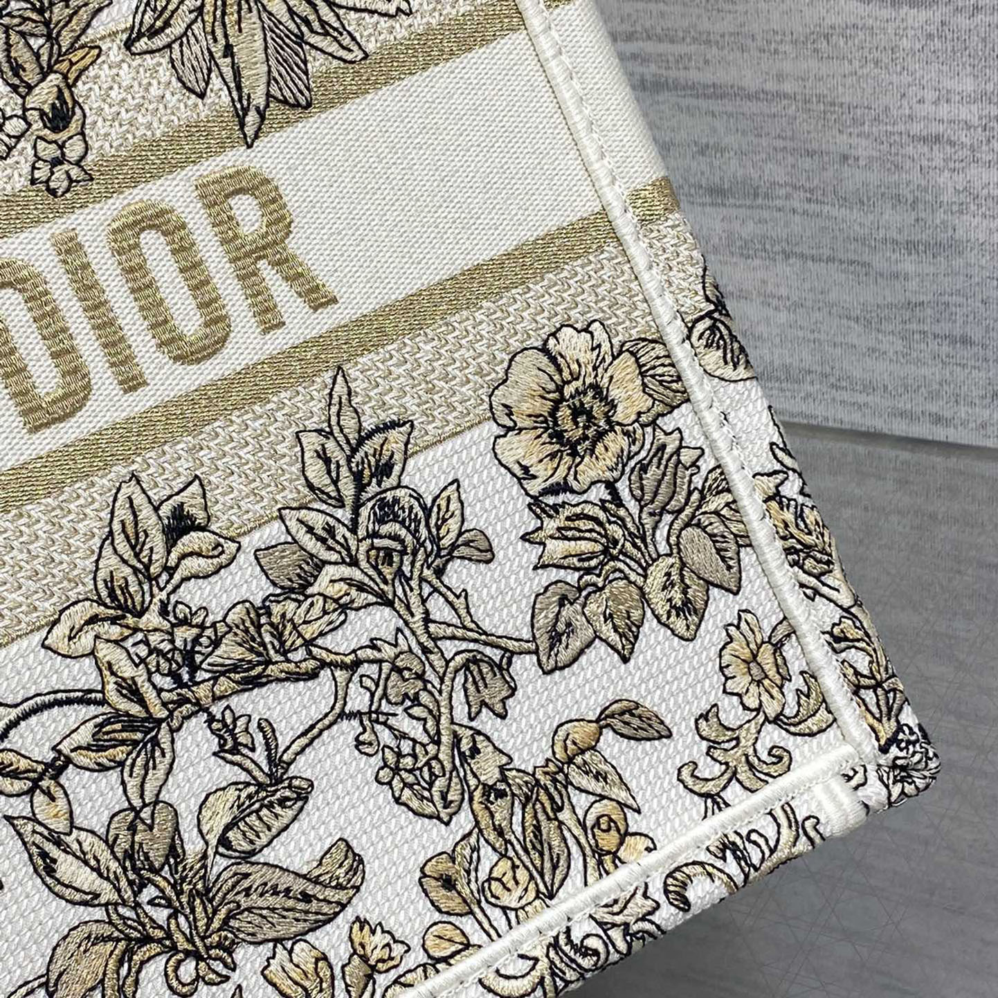 Dior Medium Book Tote White Embroidered with Metallic Thread and Gold Millefiori Unicorn Motif - 图片 6