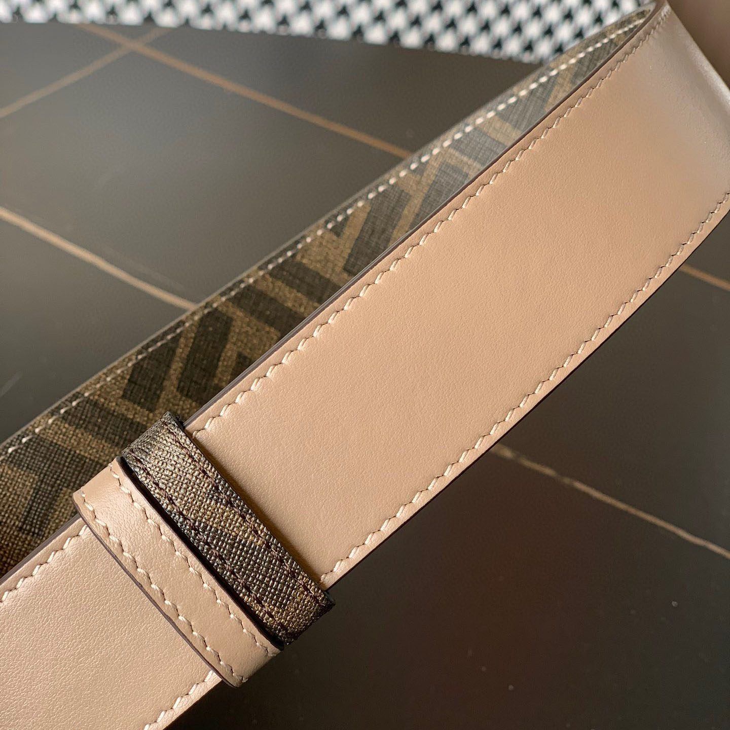 Fendi Men's Faster Reversible Belt In Beige/Black/Brown Calfskin And Monogram Canvas With Gold/Silver Hardware 35mm - 图片 3