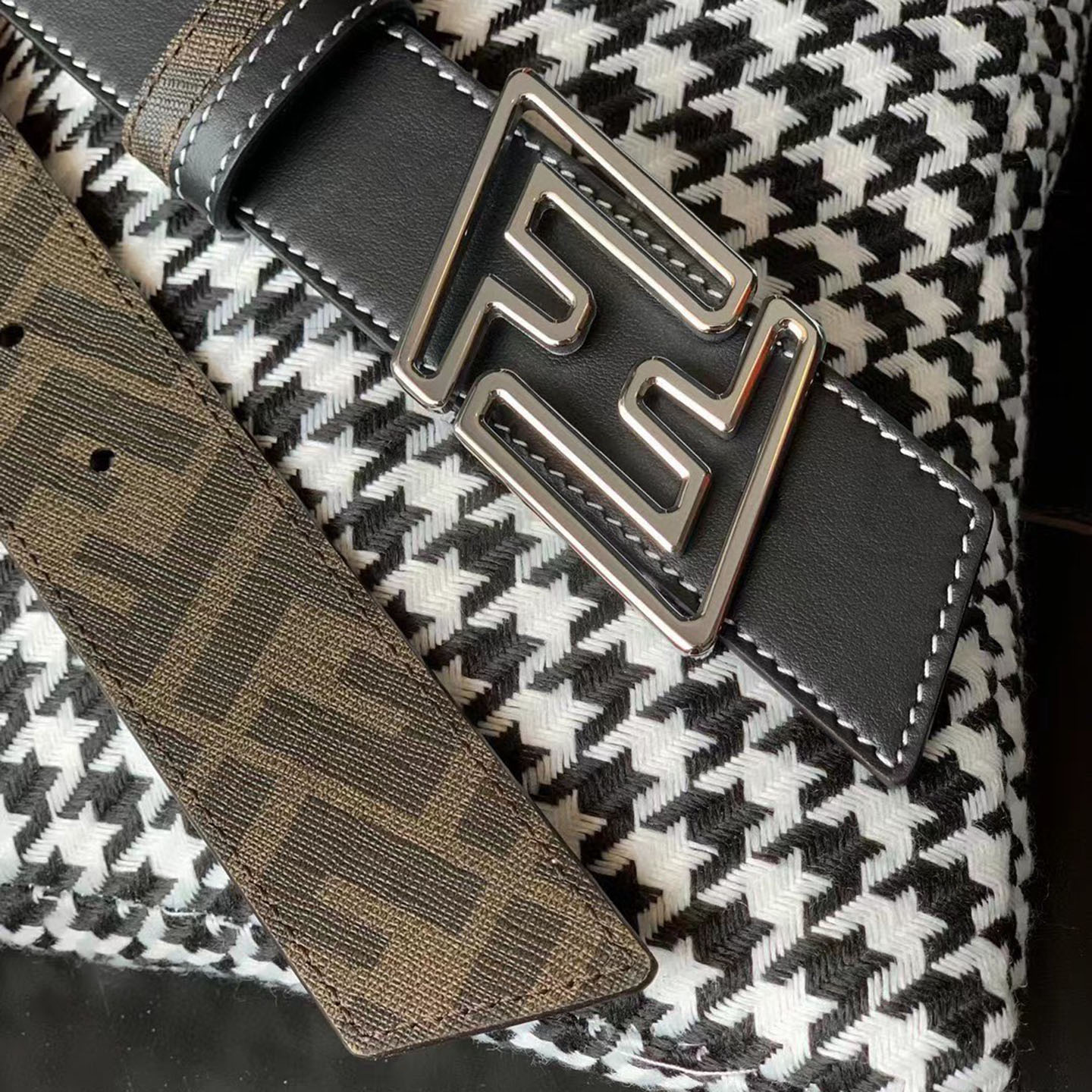 Fendi Men's Faster Reversible Belt In Beige/Black/Brown Calfskin And Monogram Canvas With Gold/Silver Hardware 35mm - 图片 9