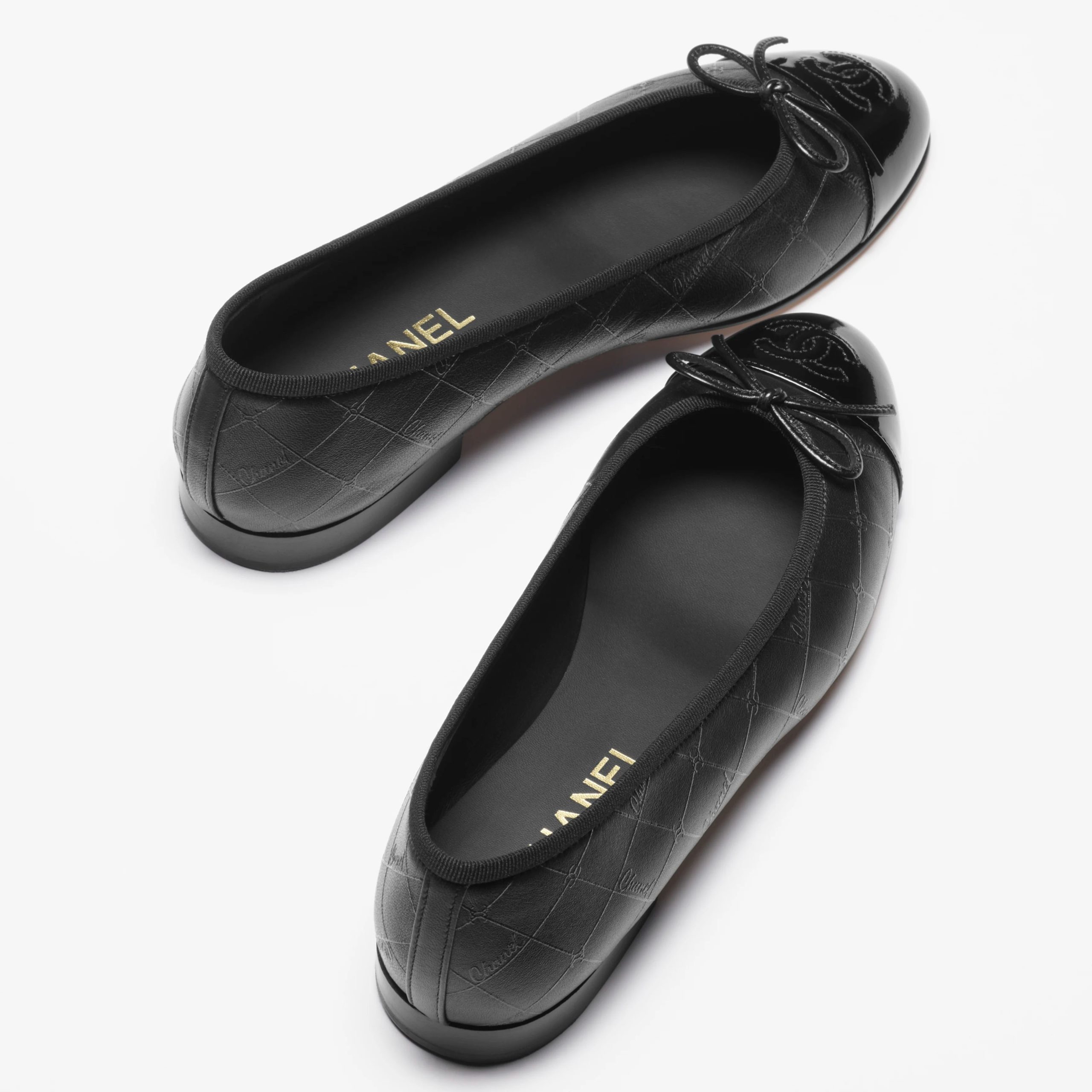 Chanel Printed flat shoes made of lambskin and calf patent leather in black Ballet Shoes - 图片 3
