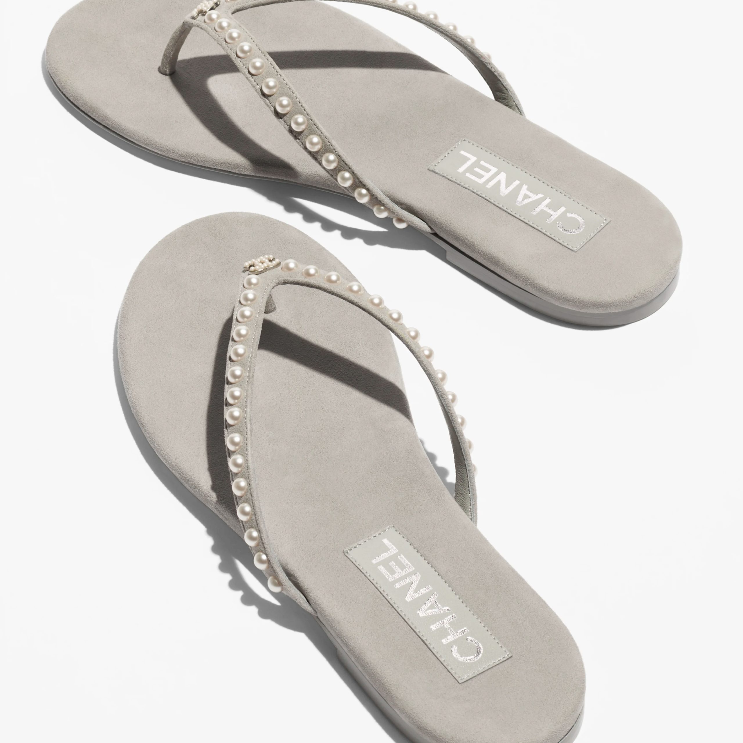 Chanel Grey suede suede and faux pearls Slippers - 图片 3