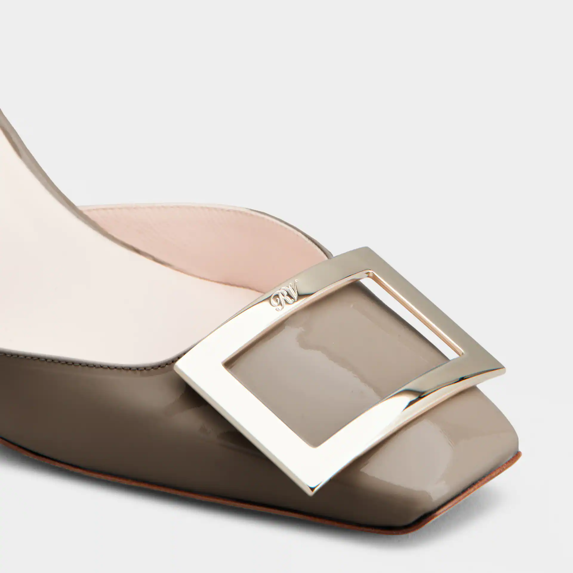 Roger Vivier Trompette Slingback Pumps High Heels In Beige Patent Leather With Metal Buckle (Heel Height 7cm) - 图片 5