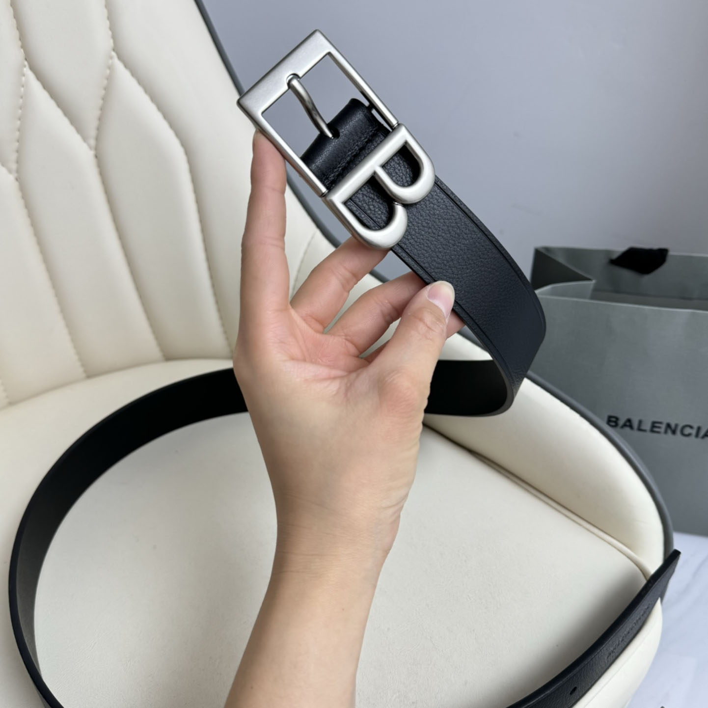 Balenciaga Men's Classic B Large Belt In Black Grained Calfskin With Gold/Silver Hardware 35mm - 图片 3