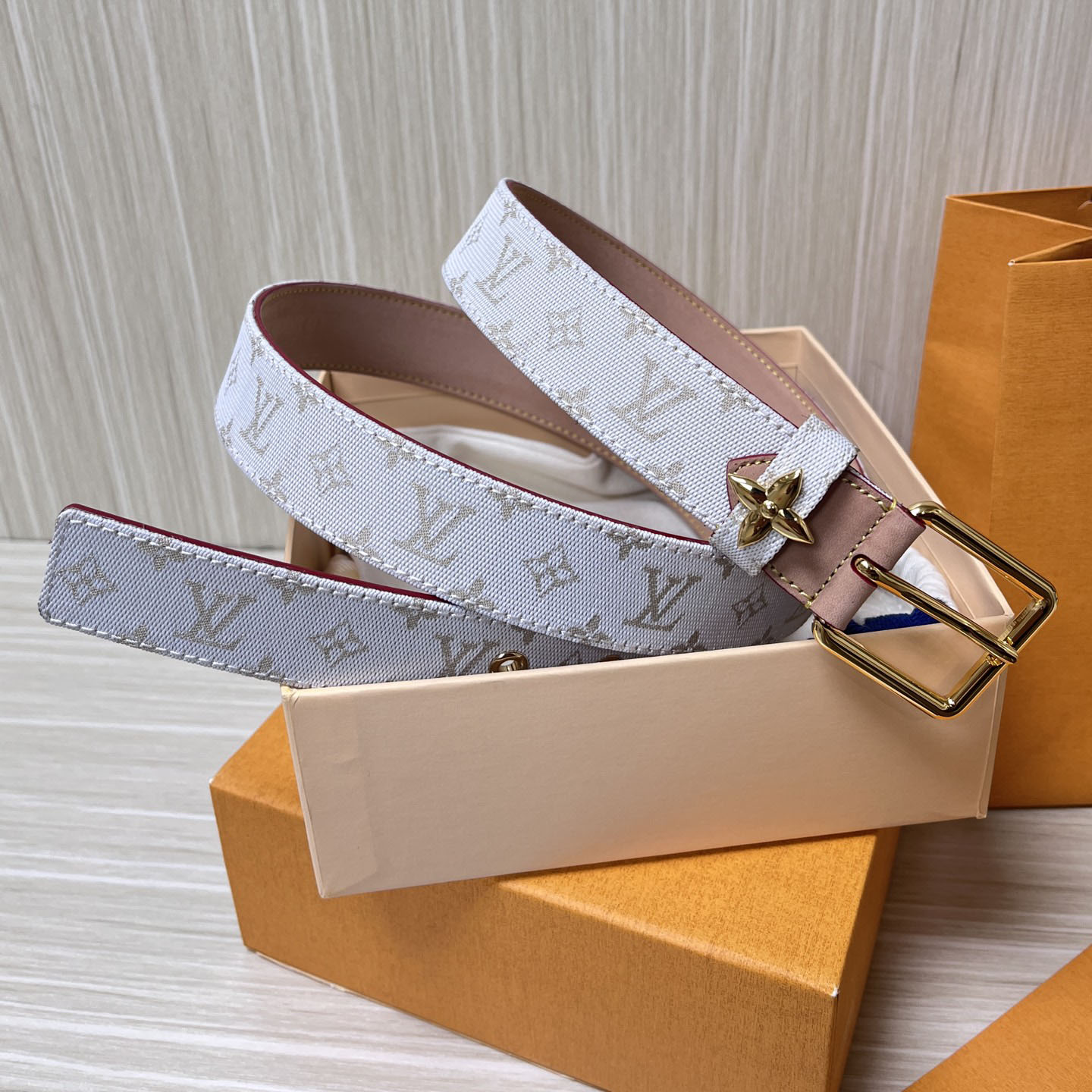Louis Vuitton Women's Flowergram Ardillon Belt In White/Blue Monogram Canvas With Gold Hardware 30mm - 图片 2