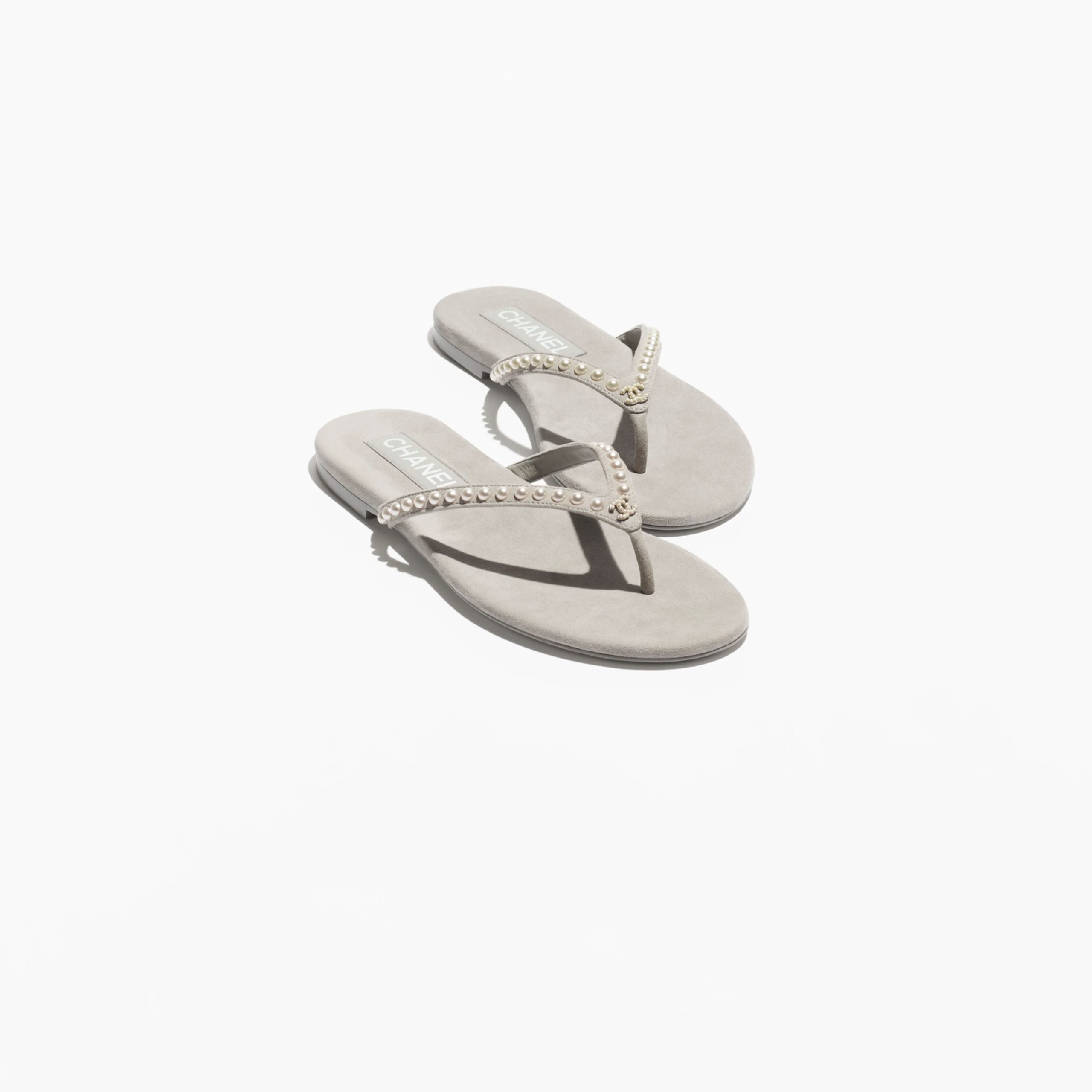 Chanel Grey suede suede and faux pearls Slippers - 图片 2