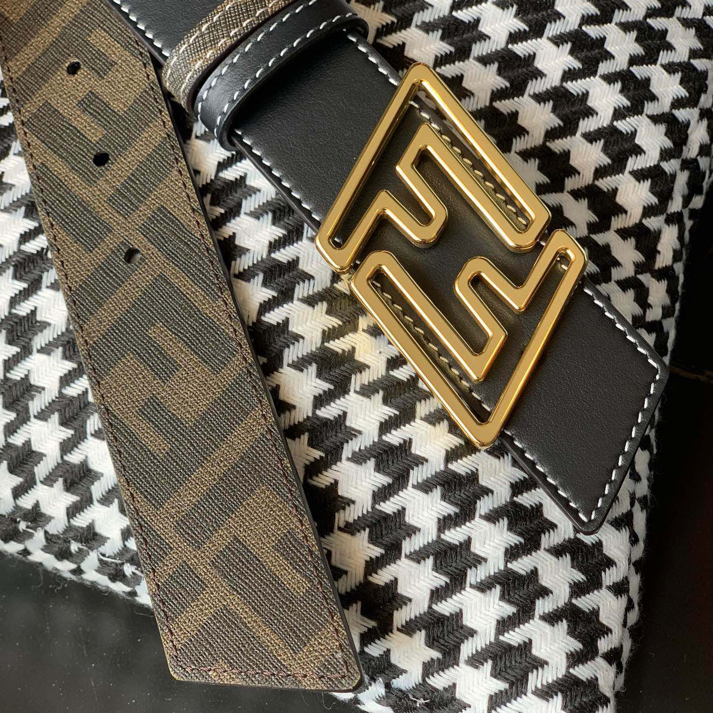 Fendi Men's Faster Reversible Belt In Beige/Black/Brown Calfskin And Monogram Canvas With Gold/Silver Hardware 35mm - 图片 7