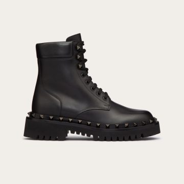 VALENTINO ROCKSTUD Military style studded ankle boots of the same color (heel height 5cm)
