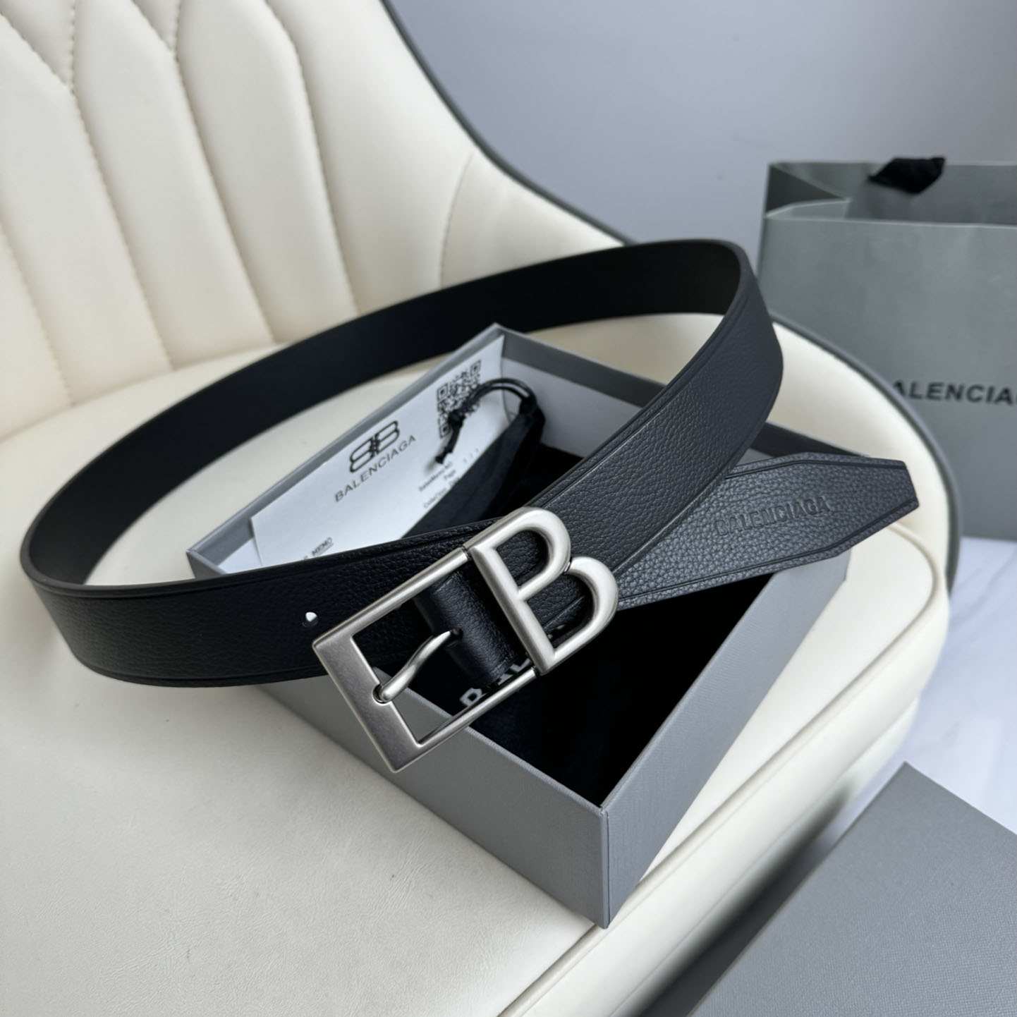 Balenciaga Men's Classic B Large Belt In Black Grained Calfskin With Gold/Silver Hardware 35mm - 图片 2