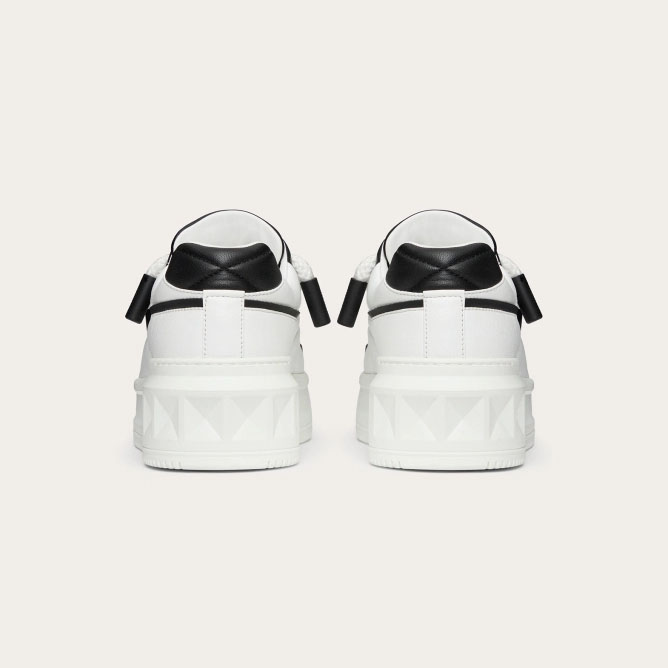 VALENTINO ONE STUD XL Women's sheepskin sneakers - 图片 3