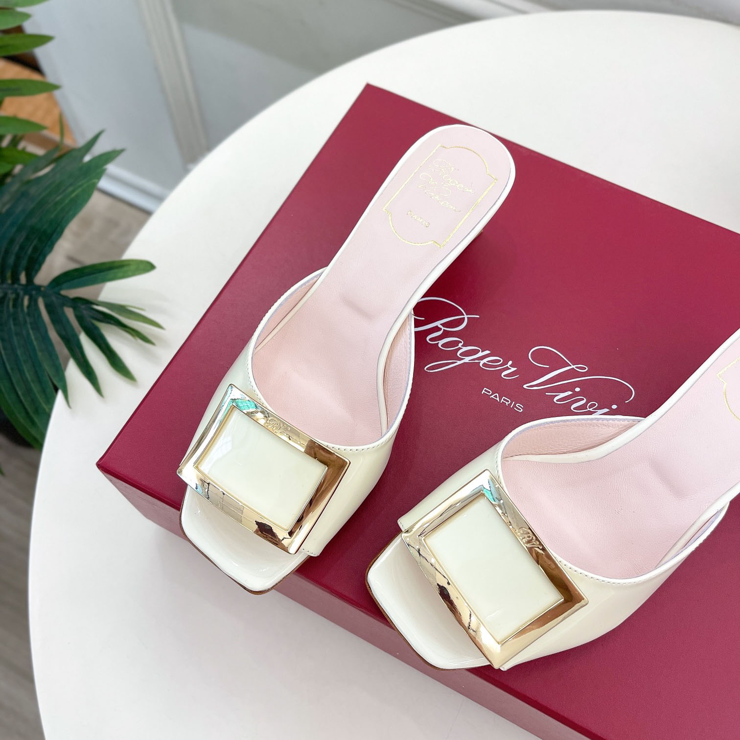 Roger Vivier Trompette Mules High Heels In White/Black/Beige/Pink Patent Leather With Metal Buckle (Heel Height 4.5cm) - 图片 9