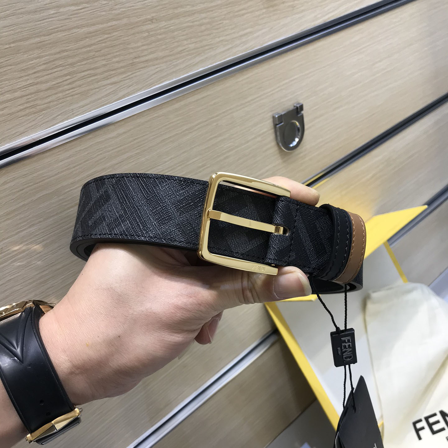 Fendi Men's Diagonal Belt In Black/Brown Calfskin And Monogram Canvas With Gold/Silver Hardware 35mm - 图片 2