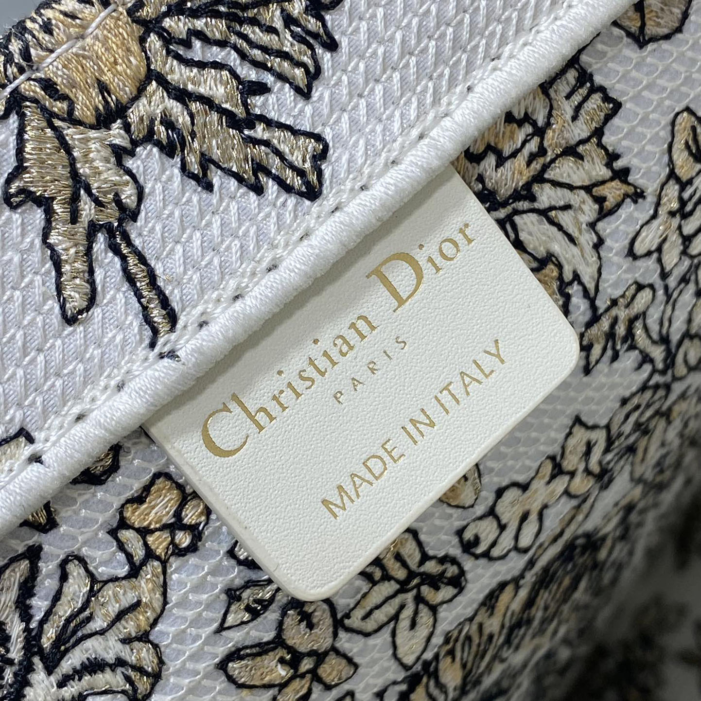 Dior Medium Book Tote White Embroidered with Metallic Thread and Gold Millefiori Unicorn Motif - 图片 9